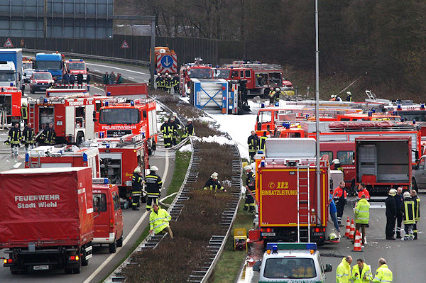 Archivfoto: Schwerer Gefahrgutunfall auf der A 4 bei Reichshof. Foto: Henning Prill Archivfoto: Schwerer Gefahrgutunfall auf der A 4 bei Reichshof. Foto: Henning Prill