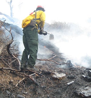 Ein E.S.E.P.A.-Helfer löscht bei einem Bodenfeuer. Foto: Kessler / E.S.E.P.A.