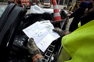 Der ADAC will solche Rettungskarten in allen Neufahrzeugen. Foto:   ADAC