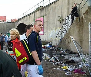 Rettungskräfte stehen fassungslos vor der Unglückstreppe. Foto: WDR