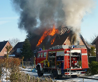 Ein Wohnhaus in Schwerinsdorf (NI) brennt ab mit einer Photovoltaikanlage auf dem Dach. Foto: Feuerwehr