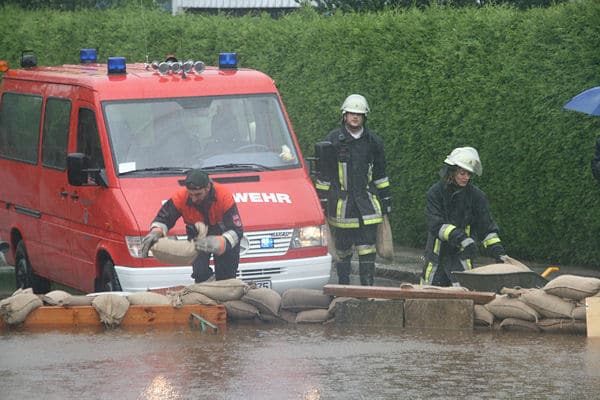 Hochwasser in Deutschland - hier in Starnberg - hielt am Wochenende zahlreiche Feuerwehrleute und THW-Helfer in Atem. Foto: Jürgen Römmler Hochwasser in Deutschland - hier in Starnberg - hielt am Wochenende zahlreiche Feuerwehren in Atem. Foto: Jürgen Römmler