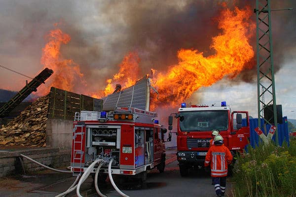 Großbrand in Hann. Münden - während der Löscharbeiten kam es zu mehreren Explosionen. Foto: Stefan Rampfel Großbrand in Hann. Münden - während der Löscharbeiten kam es zu mehreren Explosionen. Foto: Stefan Rampfel