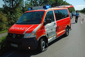 Nach Unfall bei Einsatzfahrt vermutlich ein Totalschaden: NEF der Feuerwehr Ratingen. Foto: BF Ratingen