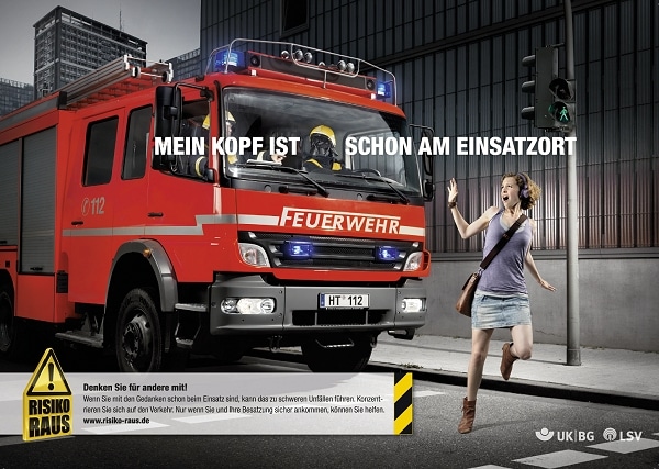 151010_kampagne_risiko_raus_feuerwehr Gleich kommt es durch Unachtsamkeit zum Unfall: Das neueste Plakatmotiv der Kampagne "Risiko raus!" der gesetzlichen Unfallversicherung wendet sich an die Feuerwehr. Copyright: „Risiko raus!“
