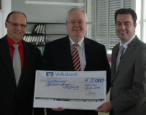Symbolische Scheckübergabe an die Gustav-Binder-Stiftung (v.l.): Fritz Zimmermann, Dr. Frank Knödler, Christian Pehl. Foto: AWG