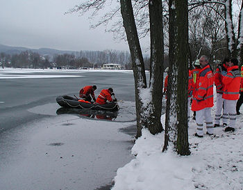 Eisrettung in Hemsbach: Eine Frau kann nur noch tot aus dem Wiesensee geborgen werden. Foto: Feuerwehr Hemsbach
