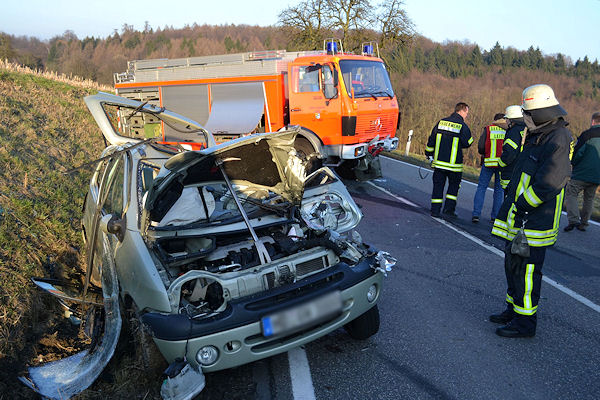 Nach der Kollision mit einem Rüstwagen (RW 2) ist der Fahrer dieses Twingo bei Gaiberg (BW) lebensgefährlich verletzt worden. Foto René Priebe Nach der Kollision mit einem Rüstwagen (RW 2) ist der Fahrer dieses Twingo bei Gaiberg (BW) lebensgefährlich verletzt worden. Foto René Priebe