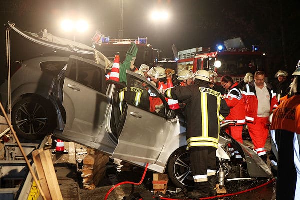 Tödlicher Unfall auf der B 14 in Heilsbronn: Ein Unfallfahrzeug hängt auf der Leitplanke. Rettungskräfte befreien einen US-Soldaten. Foto: News5 Tödlicher Unfall auf der B 14 in Heilsbronn: Ein Unfallfahrzeug hängt auf der Leitplanke. Rettungskräfte befreien einen US-Soldaten. Foto: News5