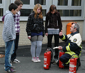 Zur praktischen Ausbildung gehörte auch der richtige Umgang mit Feuerlöschern, den der stellvertretende Kreisbrandinspektor Jörg Fackert erklärt und zeigt. Foto: Landkreis Marburg-Biedenkopf Zur praktischen Ausbildung gehörte auch der richtige Umgang mit Feuerlöschern, den der stellvertretende Kreisbrandinspektor Jörg Fackert erklärte und zeigte. Foto: Landkreis Marburg-Biedenkopf
