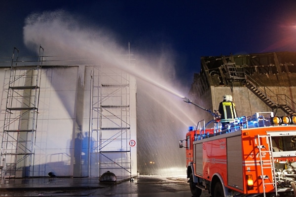 Brand-Itzehoe-29-03-2011-2 Ein Großfeuer hat am Dienstagnachmittag im Itzehoer Hafen zwei Lagerhallen für Getreide zerstört. (Fotos: KFV Steinburg)