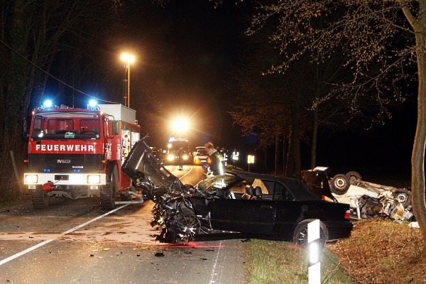 Unfall-Lüdinghausen-25-03-2011 Tödlicher Verkehrsunfall im Kreis Unna. Ein junger Mann war mit seinem Cabrio in den Gegenverkehr geschleudert. Der Unfallgegner starb. (Foto:Magda)