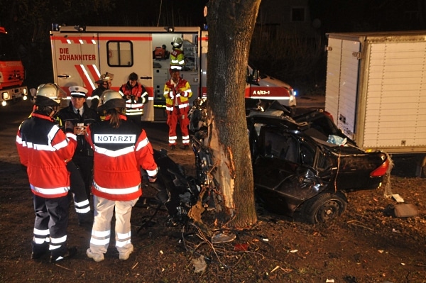 Unfall-Stuttgart-24-03-2011 Bei einem schweren Unfall in Stuttgart-Zuffenhausen verunglückten zwei junge Männer tödlich. (Foto: Andreas Rosar)