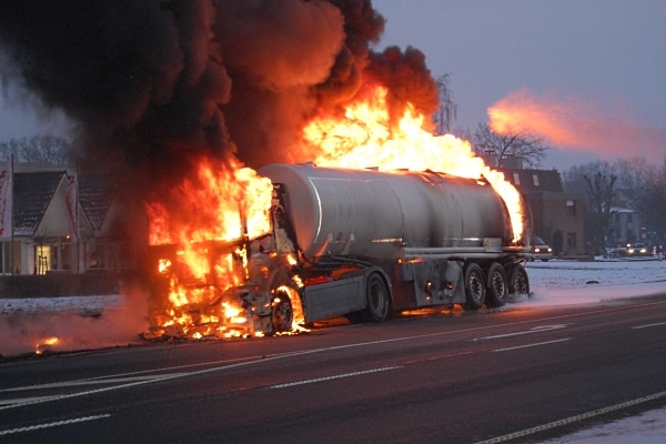Unfallakte3-27-03-2011 Schweres Tanklastzugunglück in Lohne. VOX berichtet über den spekatulären Unfall und das heldenhafte verhalten eines Lkw-Fahrers. Fotos: VOX