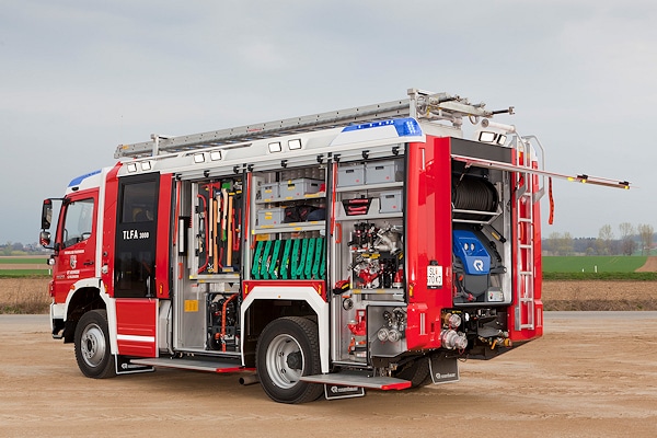 Rosenbauer AT Neue Geräteraumaufteilung, Stauraum in den Aufstiegsklappen sowie vertikale Stauräume im Heck zeichnen die neuen AT-Aufbauten aus. Foto: Rosenbauer