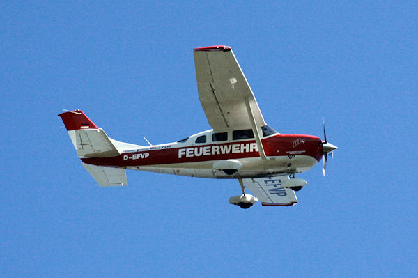 Eine Cessna 206 des Feuerwehr-Flugdienstes Niedersachsen, hier fotografiert bei einem Waldbrandeinsatz 2010 an der Landesgrenze zwischen Niedersachsen und Schleswig-Holstein. Foto: Timo Jann Eine Cessna 206 des Feuerwehr-Flugdienstes Niedersachsen, hier fotografiert bei einem Waldbrandeinsatz 2010 an der Landesgrenze zwischen Niedersachsen und Schleswig-Holstein. Foto: Timo Jann