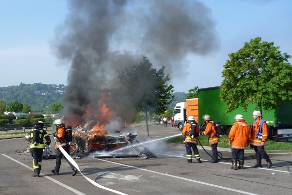 Brand-Ditzingen-29-04-2011 Fahrzeugbrand kurz vor dem Engelbergtunnel an der A81. Ein Paketlieferwagen steht in hellen Flammen. (Foto: FF Ditzingen)