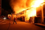 Großfeuer in Lüneburg: Eine Halle einer Holzfachhandlung brennt in voller Ausdehnung. Foto: Roemer/Feuerwehr Großfeuer in Lüneburg: Eine Halle einer Holzfachhandlung brennt in voller Ausdehnung. Foto: Roemer/Feuerwehr