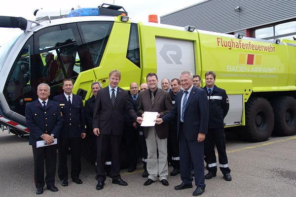 Übergabe des Anerkennungsbescheides: Die Flughafenfeuerwehr am Flughafen Karlsruhe/Baden-Baden ist nun anerkannte Werkfeuerwehr. Neben den Kollegen einer Schicht auf dem Bild: Kreisbrandmeister Manfred Tremmel, Bereichsleiter Flughafen Markus Mußler, Erster Landesbaemter Dr. Jörg Peter, Baden-Airpark-Geschäftsführer Manfred Jung. Foto: Baden-Airpark Übergabe des Anerkennungsbescheides: Die Flughafenfeuerwehr am Flughafen Karlsruhe/Baden-Baden ist nun anerkannte Werkfeuerwehr. Neben der Schicht auf dem Bild: Kreisbrandmeister Manfred Tremmel, Bereichsleiter Flughafen Markus Mußler, Erster Landesbaemter Dr. Jörg Peter, Baden-Airpark-Geschäftsführer Manfred Jung. Foto: Baden-Airpark