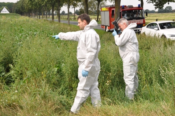 Die Polizei bekam bei der Suche nach Leichenteilen und Spuren Unterstützung durch die Feuerwehren der Samtgemeinde Apensen. (Foto: Polizei) Die Polizei bekam bei der Suche nach Leichenteilen und Spuren Unterstützung durch die Feuerwehren der Samtgemeinde Apensen. (Foto: Polizei)