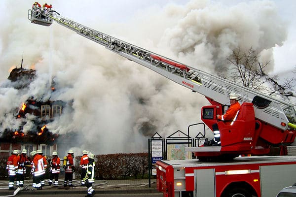 Reetdachhaus in Flammen. Foto: Matthias Köhlbrandt / Feuerwehr