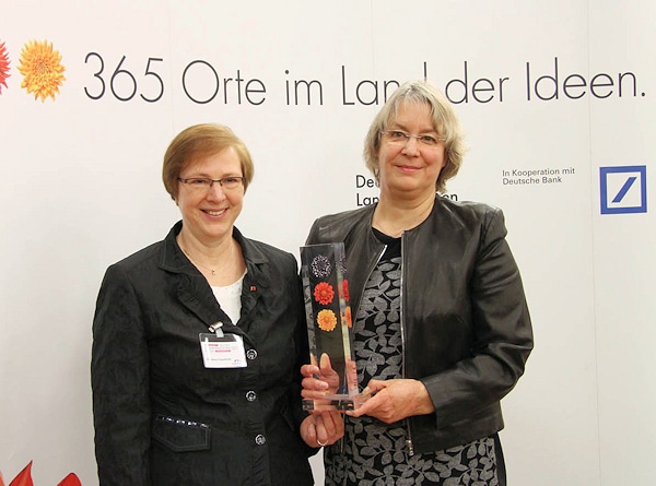 Adelheid Gottwald (rechts) und Anneliese Stapelfeldt (links) nahmen für "Paulinchen e.V." den Preis "Ausgewählter Ort" im Rahmen des Wettbewerbs "365 Orte im Land der Ideen" in Empfang. Foto: Timo Jann Adelheid Gottwald (rechts) und Anneliese Stapelfeldt (links) nahmen für "Paulinchen e.V." den Preis "Ausgewählter Ort" im Rahmen des Wettbewerbs "365 Orte im Land der Ideen" in Empfang. Foto: Timo Jann