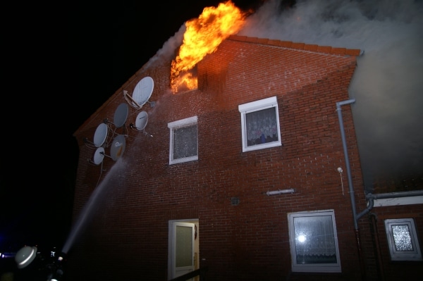 Der Dachstuhl eines Obdachlosenheims zündet durch. Die Feuerwehr konnte gerade noch rechtzeitig zwei Bewohner über eine Steckleiter aus dem Haus retten. (Foto: Thomas Weege) Der Dachstuhl eines Obdachlosenheims zündet durch. Die Feuerwehr konnte gerade noch rechtzeitig zwei Bewohner über eine Steckleiter aus dem Haus retten. (Foto: Thomas Weege)