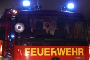 Ein Mann wurde von zwei Räubern in seinem Haus überfallen. Die Täter legten Feuer und sperrten den Mann im Keller ein. (Symbolfoto: Thomas Weege)
