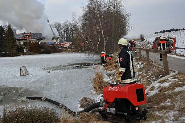 Brand zerstört Stallung. Foto: fib/Sobo