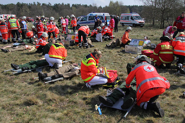 Großübung in Büchen: Während des Trainingseinsatzes der Rettungskräfte stellte ein Messtrupp unerwartet eine erhöhte raktioaktive Strahlung fest. Foto: Timo Jann