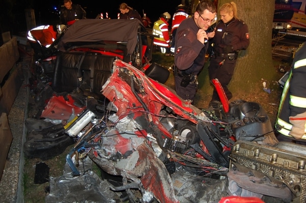Bei einem schweren Unfall auf der Kreisstraße 26 bei Wittorf wurde ein 25 Jahre alter Mann schwer Verletzt. Die Polizei vermutet, dass Alkohol im Spiel war. (Foto: Feuerwehr Bardowick)