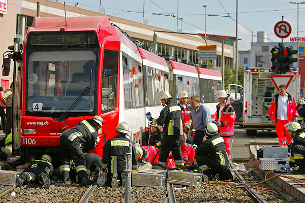 Frau gerät unter Straßenbahn. Foto: News5