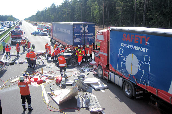 Schwerer Unfall bei Heidenau: ein Sattelzug schob einen Mercedes auf einen weiteren Lkw. Fotos: Polizei