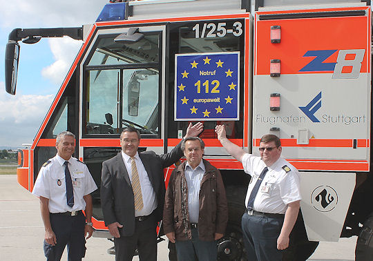 Zeigen den neuen Aufkleber auf einem Flughafenlöschfahrzeug (v. l. n. r.): Peter Schwenkkraus (Stellvertretender Leiter der Flughafenfeuerwehr), Nils Bunjes (Europahaus Stuttgart), Joachim Spohn (Bürgerinitiative Rettungsdienst/Forum Notfallrettung Stuttgart), Andreas Rudlof (Leiter der Flughafenfeuerwehr und des Rettungsdienstes). Foto: Andreas Tränkner/Feuerwehr