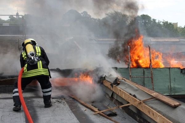Das Dach der Berufsschule in Leer steht nach Dacharbeiten in Flammen. Die Feuerwehr verhindert einen Großbrand. (Foto: Kreisfeuerwehr Leer)