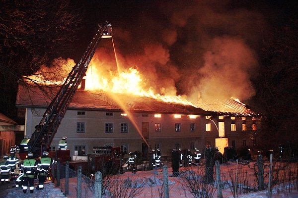 Einer der Brandeinsätze in Bayern im Jahr 2011: Großfeuer auf einem landwirtschaftlichen Anwesen in der Gemeinde Ampfing (Unterneuling). Foto: fib/GS/Eß