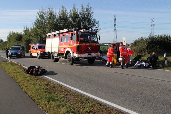 Unfall mit Roller: eine 17-Jährige ist bei Hamburg schwer verletzt worden. Die Feuerwehr kommt zufällig auf die Unfallstelle zu und leistet Erste Hilfe. Foto: Timo Jann