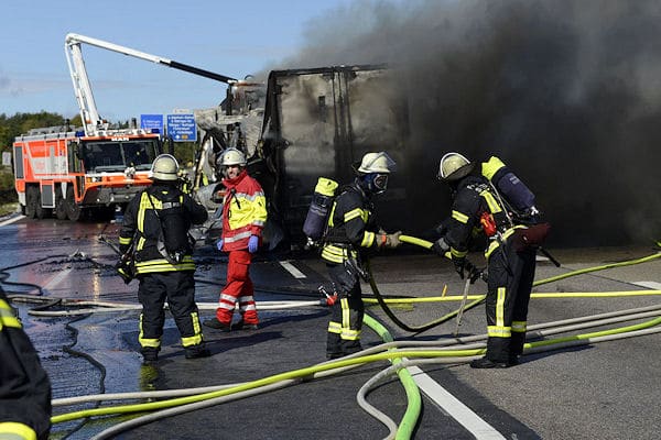 Löscharbeiten bei Lkw-Brand. Foto: 7aktuell/Eyb
