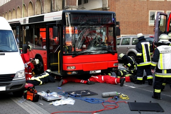 Rettungskräfte versorgen in Essen eine 16-jährige unter einem Bus, nachdem sie überfahren wurde. (Foto: Feuerwehr Essen) Rettungskräfte versorgen in Essen eine 16-Jährige unter einem Bus nachdem sie überfahren wurde. (Foto: Feuerwehr Essen)