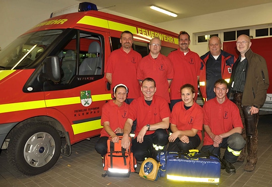 Die frisch ausgebildeten First Responder der Freiwilligen Feuerwehr Klempau mit ihren Ausbildern. (Reihe hi. v.l.) Torsten Rickert, Jörg Griebau, Gerd Rosenow, Rettungssanitäter Andrzej Kusz und Notarzt Hans Krischer. (Reihe vo.v. li.) Kathrin Heller-Haesloop, Michael Jerzembek, Anna Haesloop und André Kant. Foto: Christian Nimtz