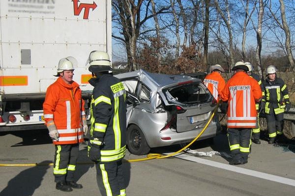 Tödlicher Unfall auf der A 27 zwischen Langwedel und Achim: ein Zafira ist an einem Stauende gegen einen Lkw gefahren. Foto: Dathe/Feuerwehr