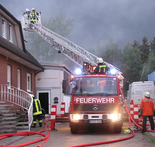 Symbolfoto: Drehleiter bei Brandeinsatz. Foto: Michael Klöpper