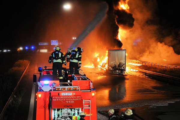 Unfall auf der A8 bei Stuttgart-Degerloch. Die "Unfallakte" bei VOX analysiert den Unfall. Foto: Feuerwehr Stuttgart