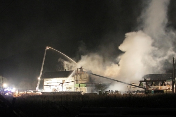 Ein Großfeuer hat auf dem Gelände eines Sägewerkes im bayrischen Steinwiesen einen Millionenschaden angerichtet. Foto: News5 Ein Großfeuer hat auf dem Gelände eines Sägewerkes im bayrischen Steinwiesen einen Millionenschaden angerichtet. Foto: News5