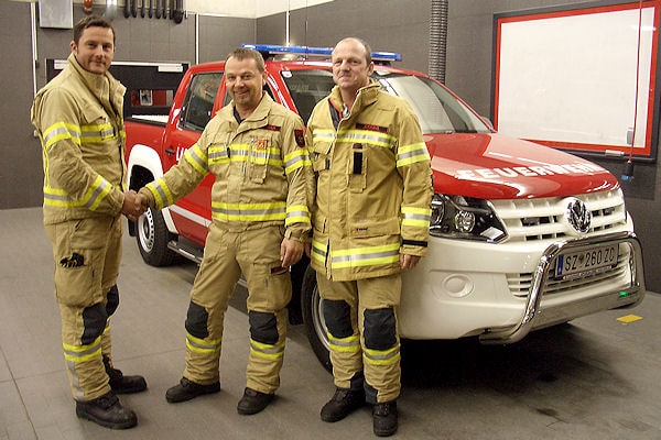 Fahrzeugübergabe. Foto: Feuerwehr 14022014_Amarok02