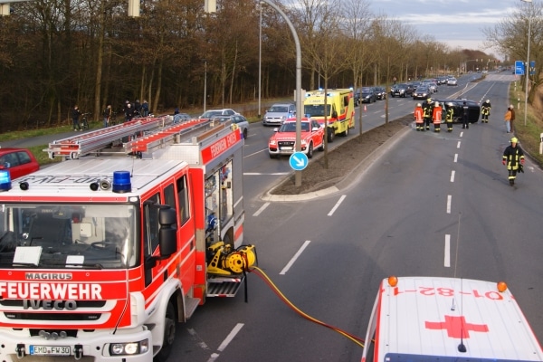Ende einer Einsatzfahrt. Der Privatwagen einer Feuerwehrführungskraft liegt nach einem Unfall auf der Seite. Foto: Feuerwehr Emden Ende einer Einsatzfahrt. Der Privatwagen einer Feuerwehrführungskraft liegt nach einem Unfall auf der Seite. Foto: Feuerwehr Emden