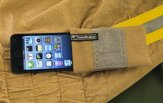 Feuerwehr-Handytasche von Handic@pp: Geeignet für das iPhone und viele andere Modelle. Foto: Jann
