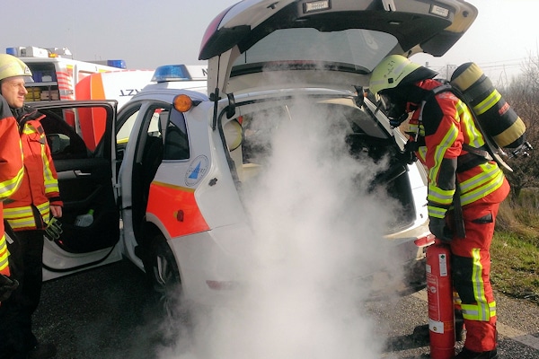 Schwelbrand nach Unfall mit Notarzteinsatzfahrzeug. Die Feuerwehr Bruchsal löscht mit einem Kohlendioxid-Feuerlöscher. Foto: Czemmel/Feuerwehr