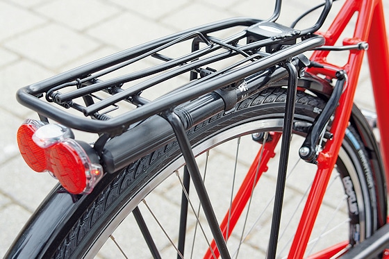 Die Einsatzbikes sind mit stabilen Alu-Gepäckträgern versehen. Eine Luftpumpe ist samt Halterung integriert.