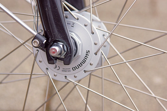 Sollte heute bei einem vernünftigen Fahrrad Standard sein: ein Nabendynamo. Die Einsatz-Bikes sind mit einem Modell von Shimano versehen.